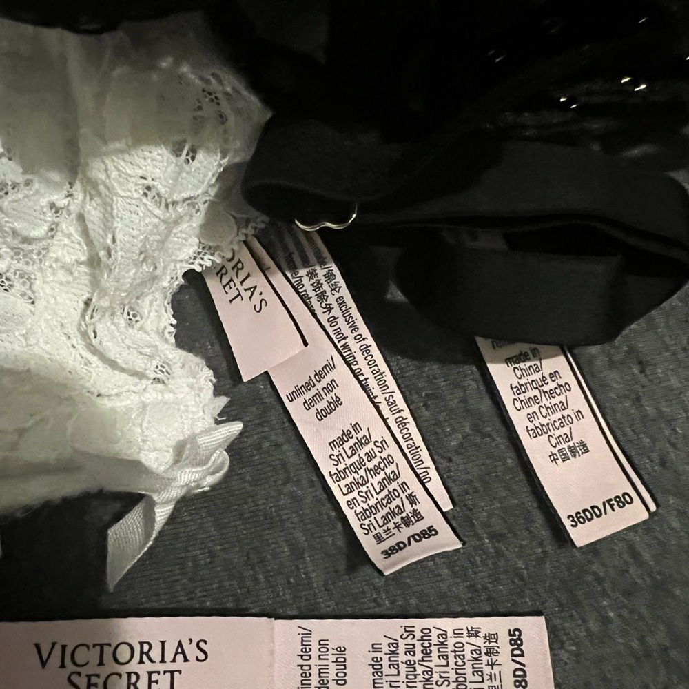 Victoria secret bra use a few times in very great condition wash and clean!